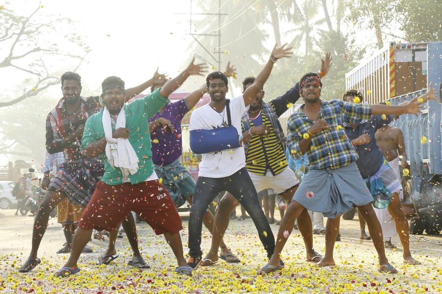 En Aaloda Seruppa Kaanom Movie Stills