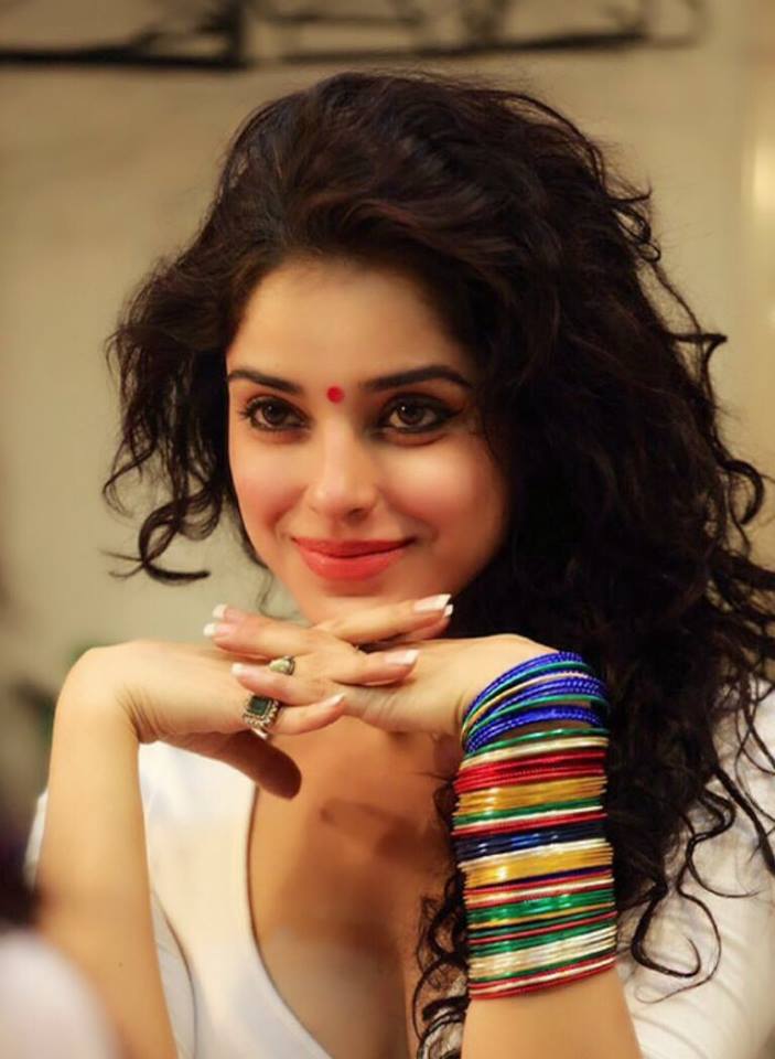 Actress Piaa Bajpai latest stills