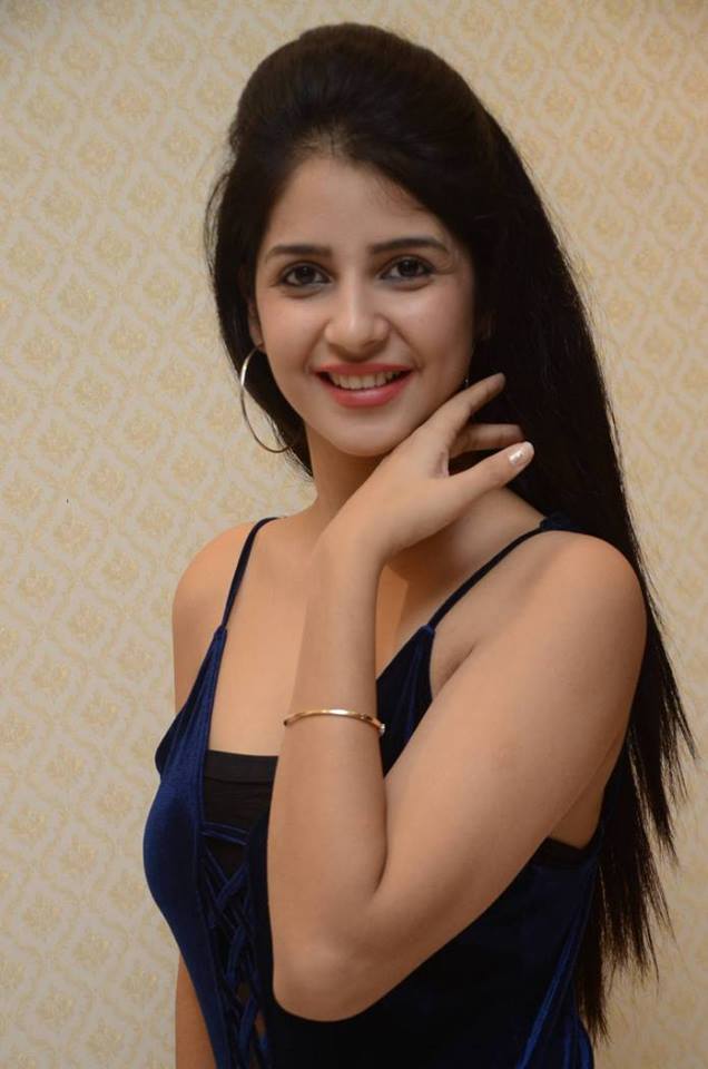 Actress Kashish Vohra latest stills.