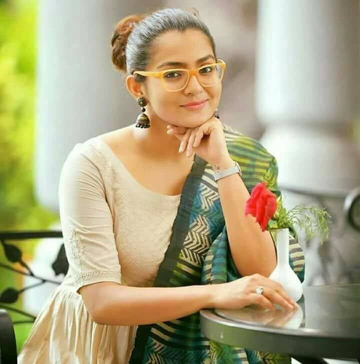 Actress Parvathi Menon latest stills 