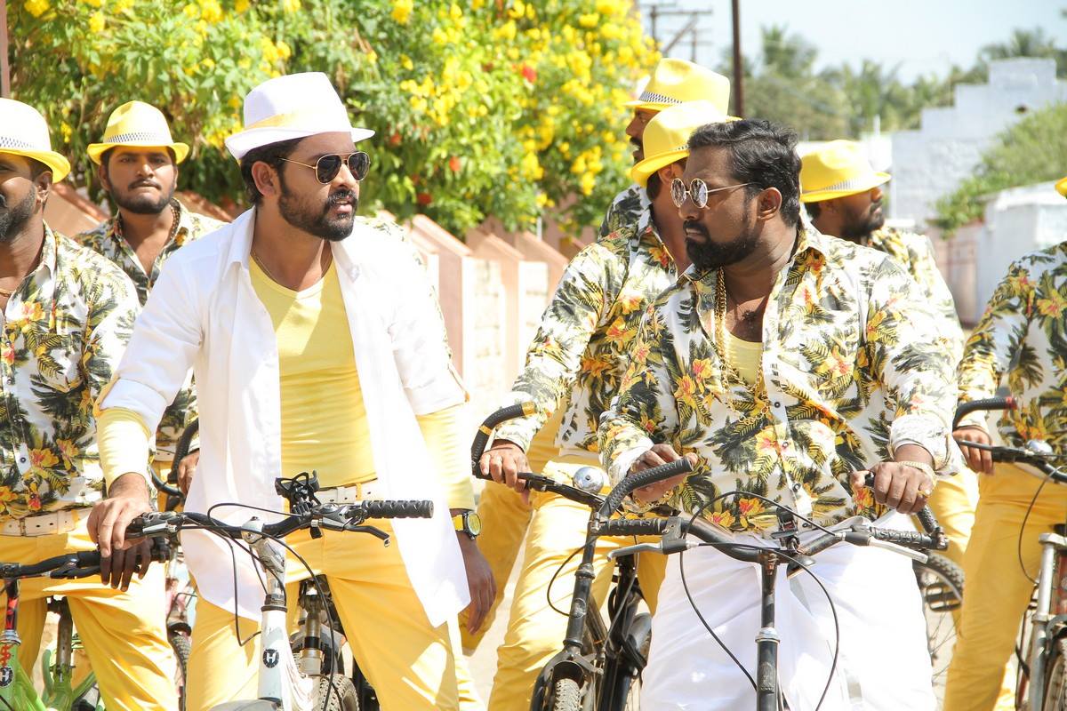 Mannar Vagaiyara movie latest stills.