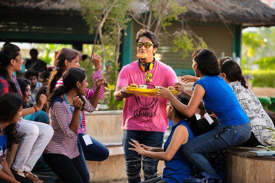 Oru Nalla Naal Paarthu Solren latest pictures.