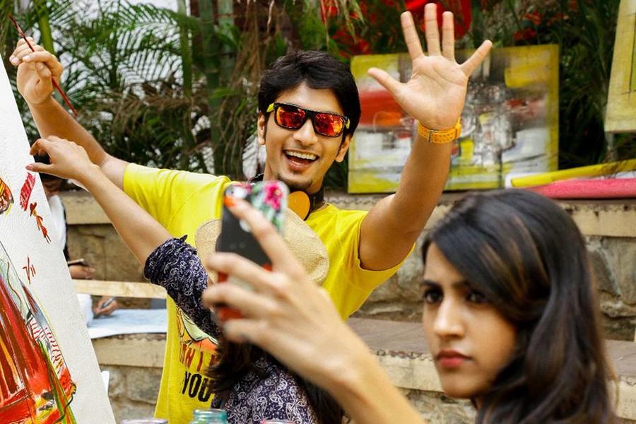 Oru Nalla Naal Paarthu Solren latest pictures.