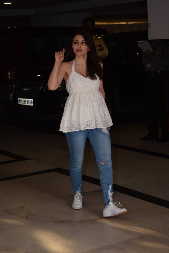 Soha Ali Khan at Karan Johar party Photos.