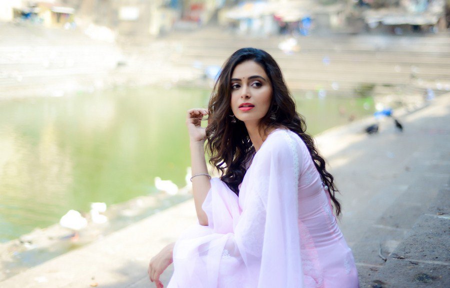 New Photoshoot Stills Of Meenakshi Dixit