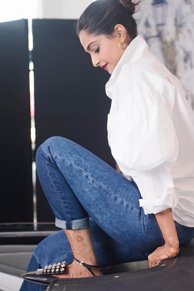 Glamorous Actress Sonam Kapoor Photos.