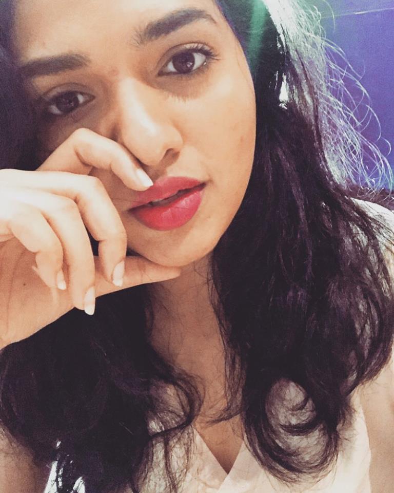 Actress Sunaina Selfy Images.