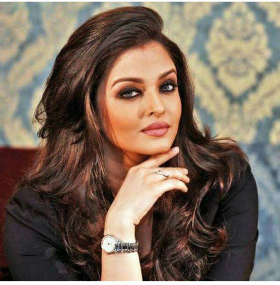 Aishwarya Rai Bachchan Glamorous Pictures.