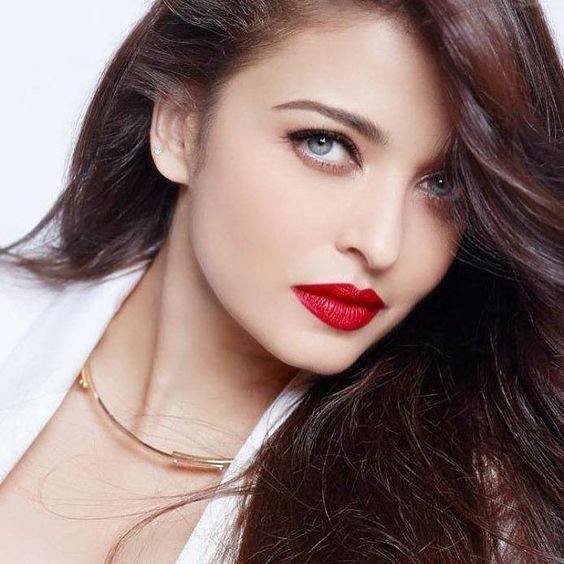 Aishwarya Rai Bachchan Glamorous Pictures.