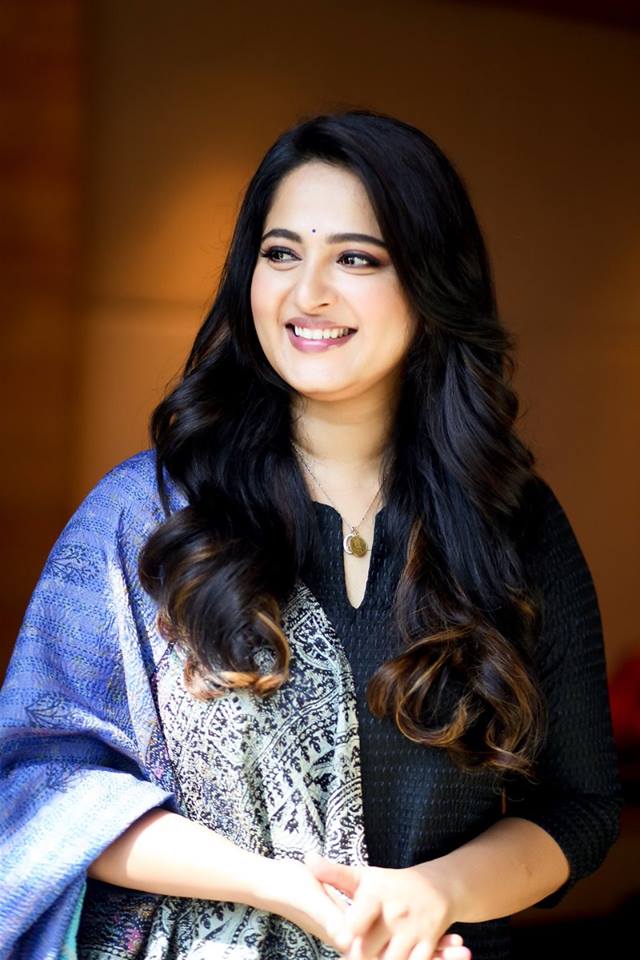 Anushka Shetty Eyepopping Pictures.