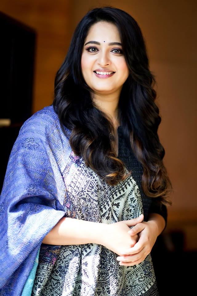 Anushka Shetty Eyepopping Pictures.