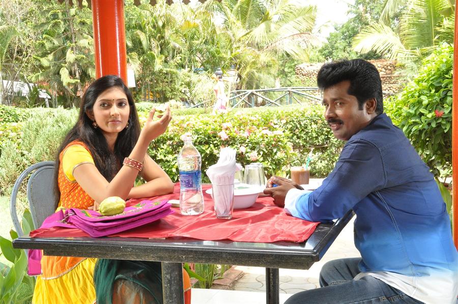 Ennodu Nee Irundhaal Movie Exclusive Photos.