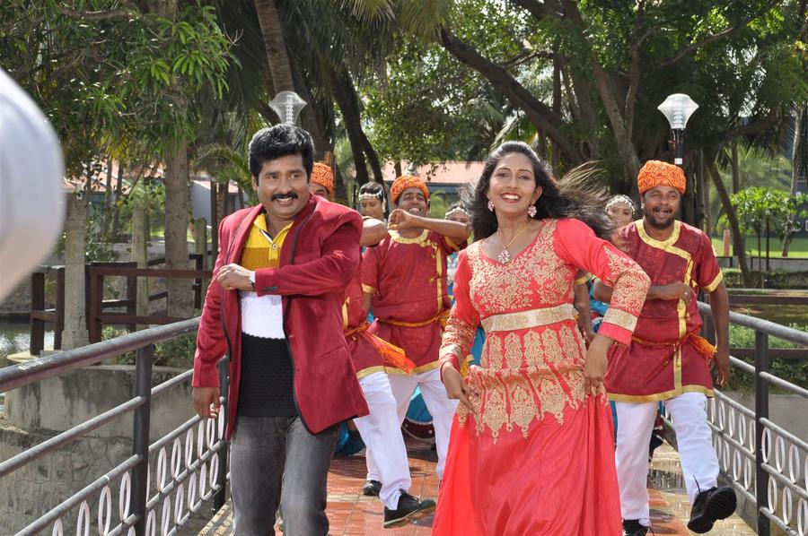 Ennodu Nee Irundhaal Movie Exclusive Photos.