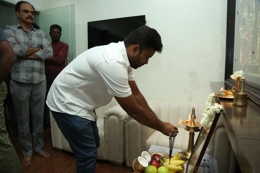 Pallu Padama Paathuka movie dubbing Pooja photos 