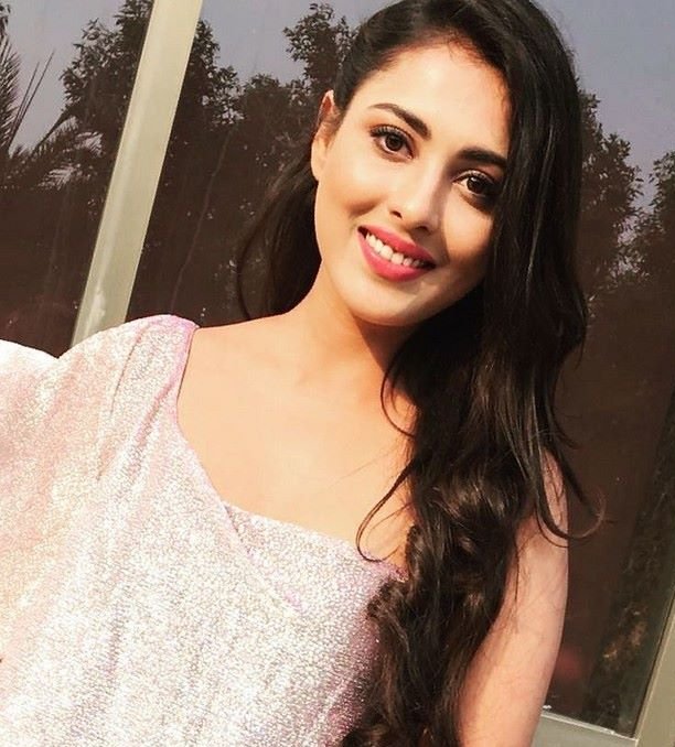 Smiley Actress Madhu Shalini Images.