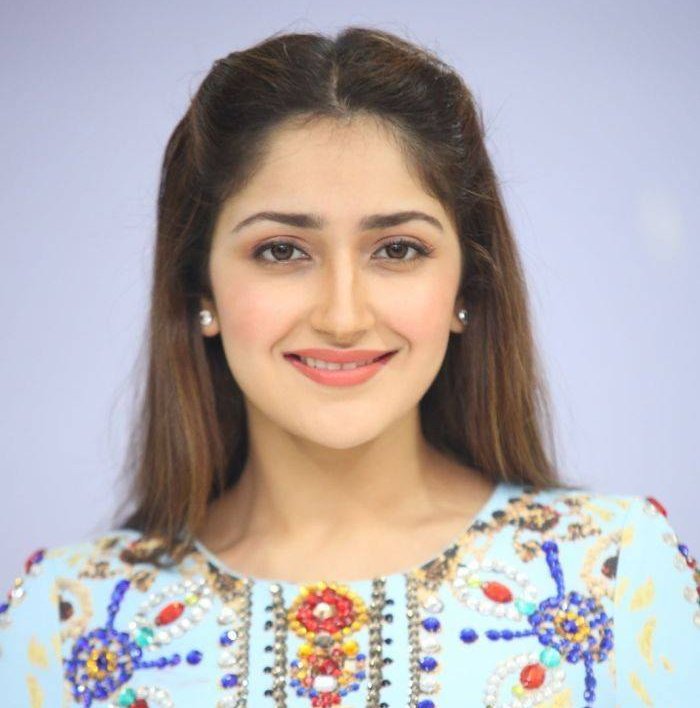 Beautiful Sayesha Saigal Pictures.