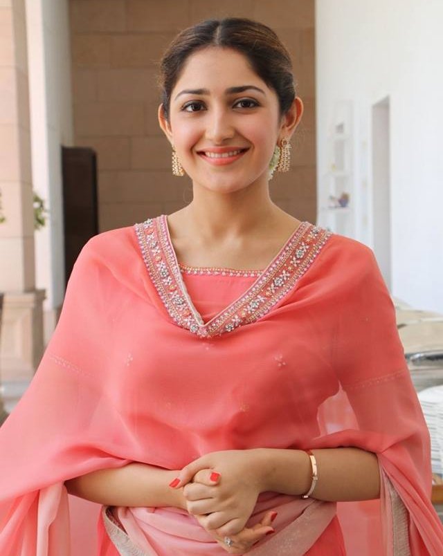 Beautiful Sayesha Saigal Pictures.