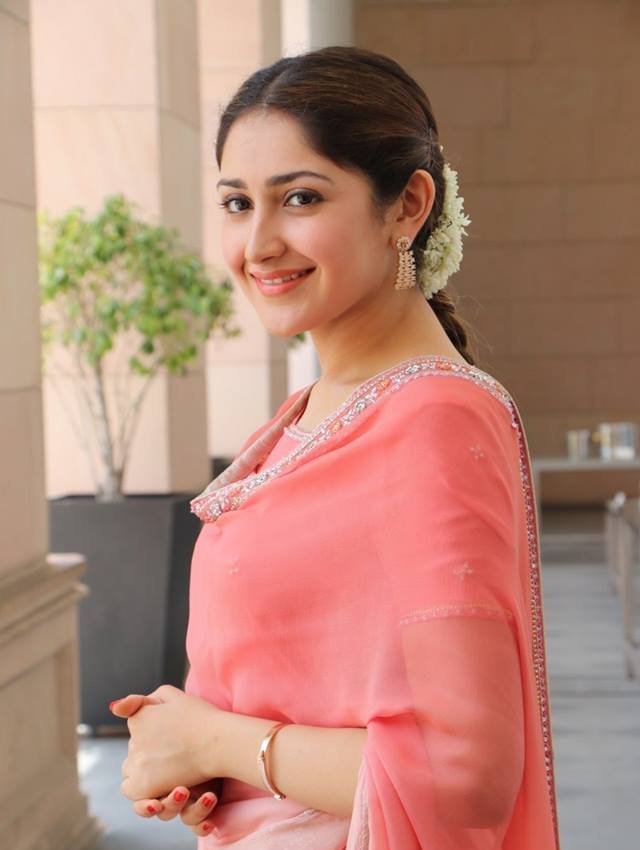 Beautiful Sayesha Saigal Pictures.
