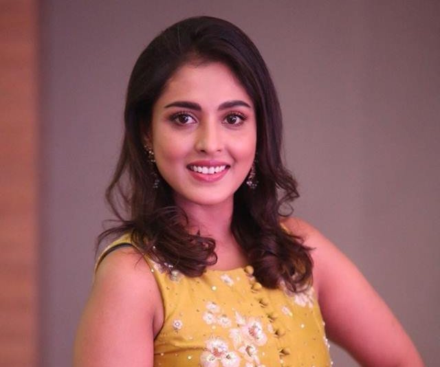 Smiley Actress Madhu Shalini Images.