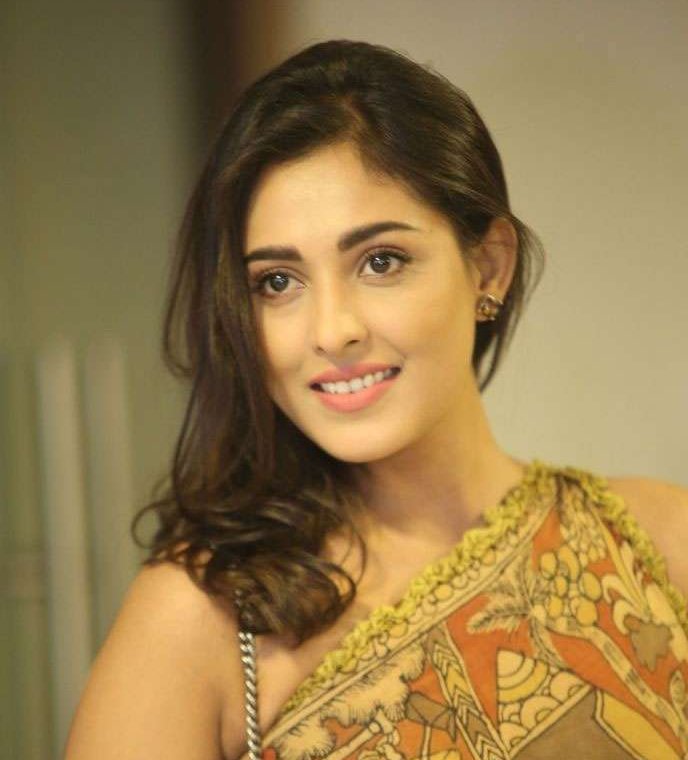 Smiley Actress Madhu Shalini Images.