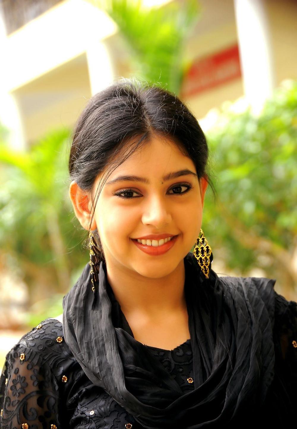 Neethi Taylor Stills from Neeyum Naanum Nilavum Vaanum Movie