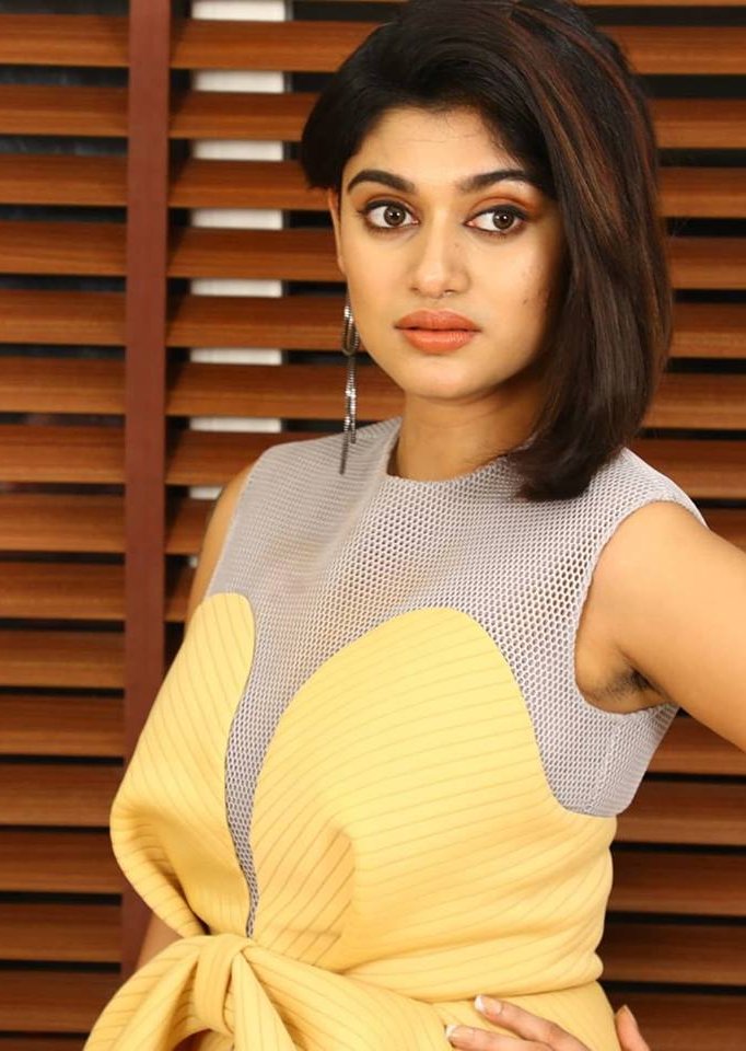 Smiley Actress Oviya New Pictures.