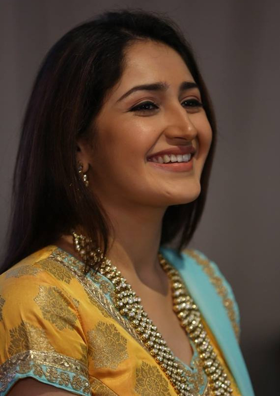 Beautiful Sayesha Saigal Picture