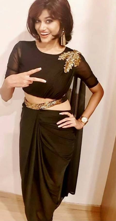 Smiley Actress Oviya New Pictures.
