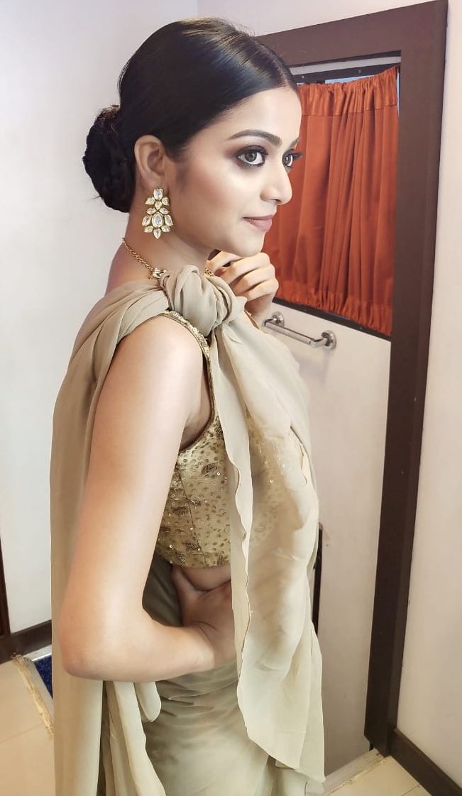 Actress Janani Iyer Sizzling Stills