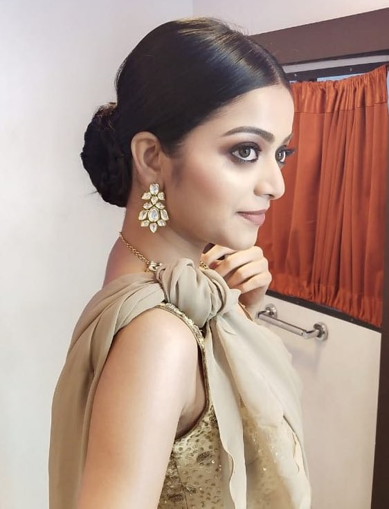 Actress Janani Iyer Sizzling Stills