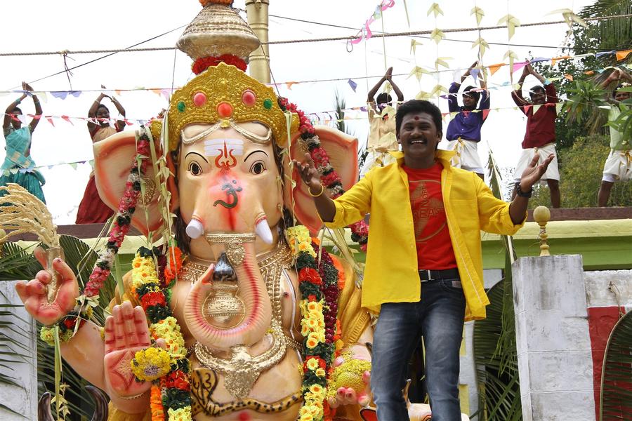 Super Singer 'Senthil Ganesh' Frist Movie Karimugan Images.