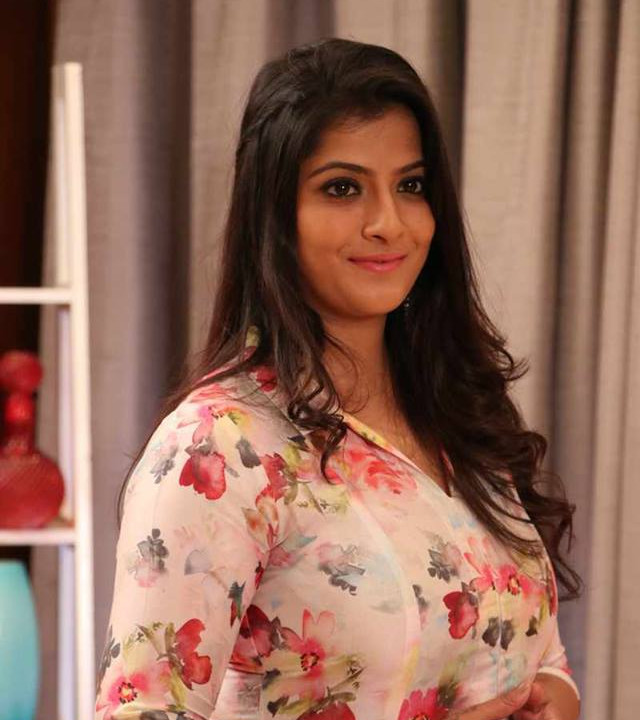 Actress Varalaxmi Sizzling Pics.