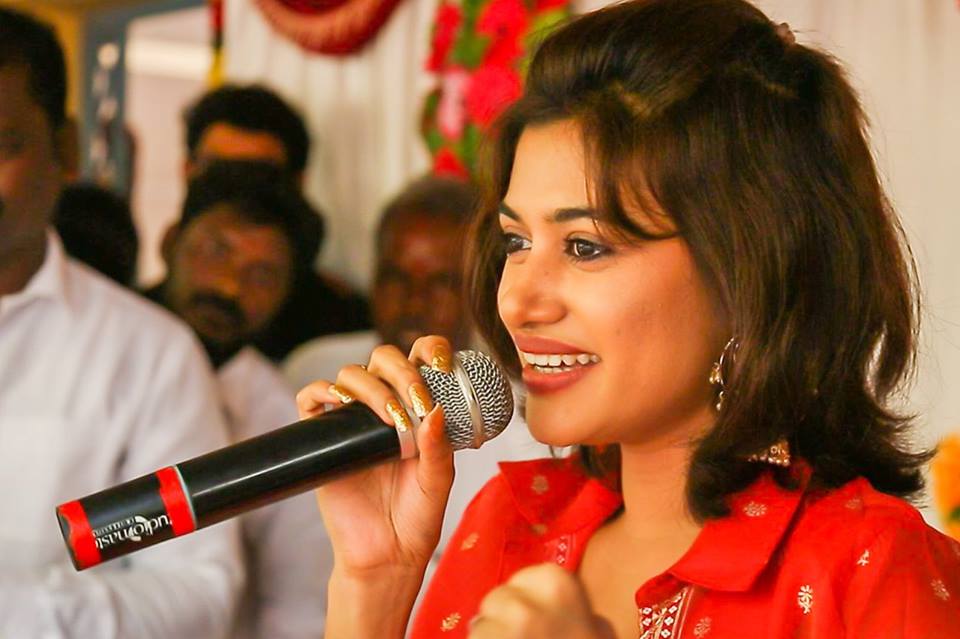 Smiley Actress Oviya New Pictures.