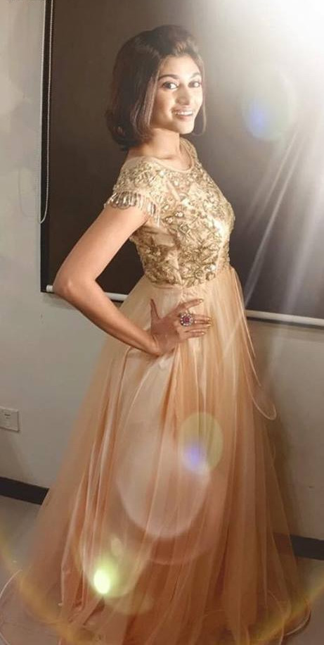 Smiley Actress Oviya New Pictures.