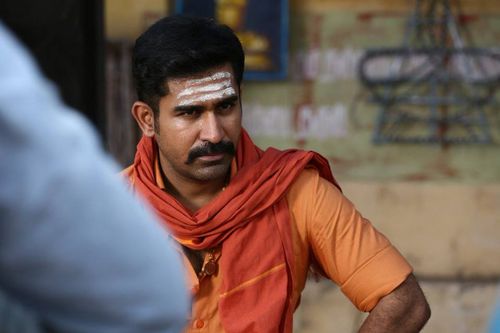 Thimiru Pudichavan Movie Exclusive Photos.