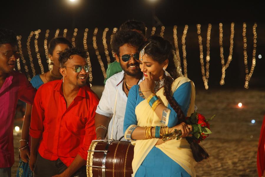 En Kadhali Seen Podura Fresh Images.