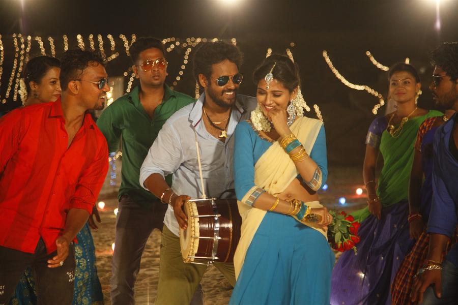 En Kadhali Seen Podura Fresh Images.