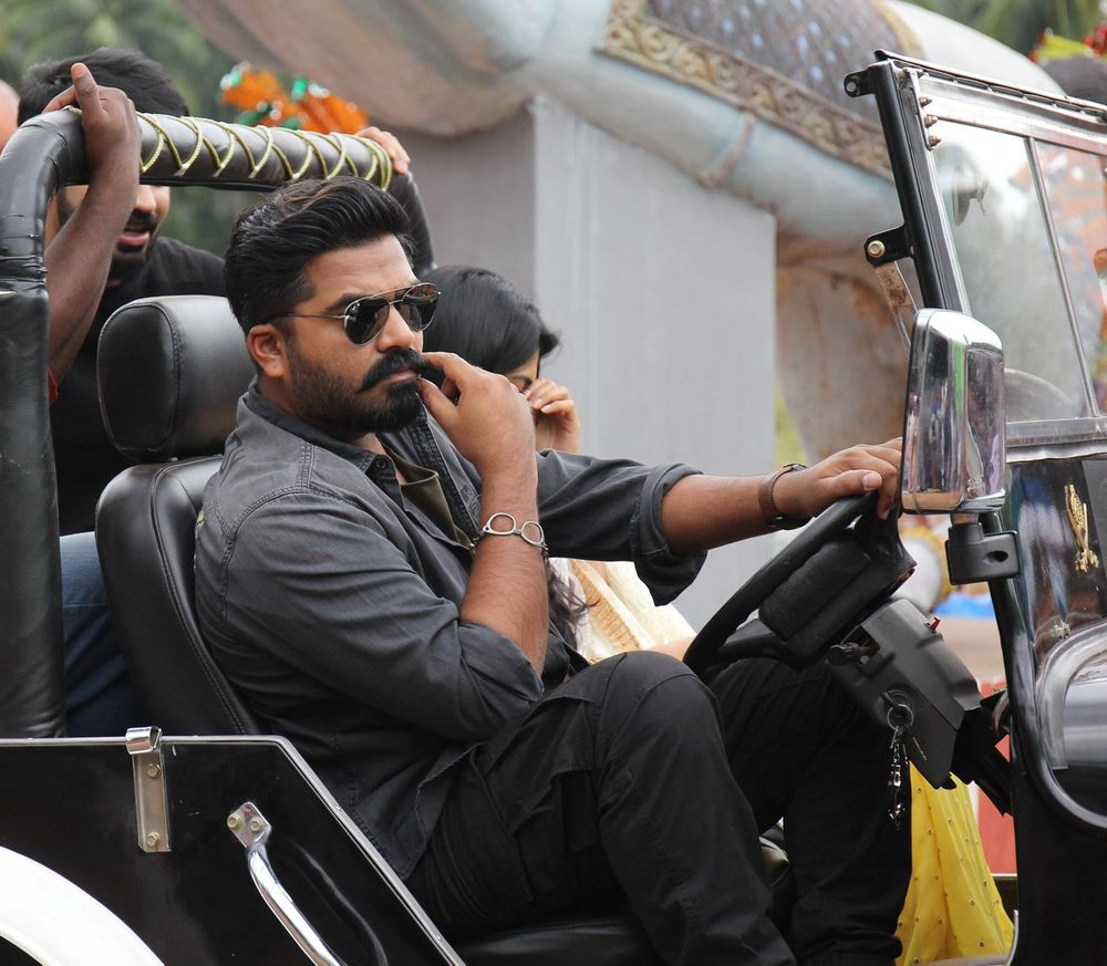 Vantha Rajavathaan Varuven Images.