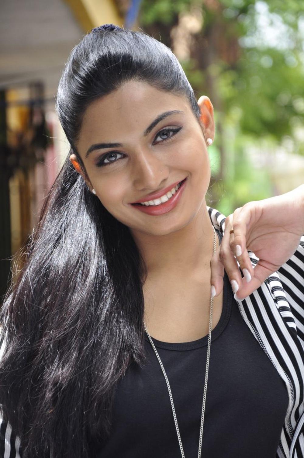 Strawberry Tamil Movie Stills | Pa. Vijay, Avani Modi