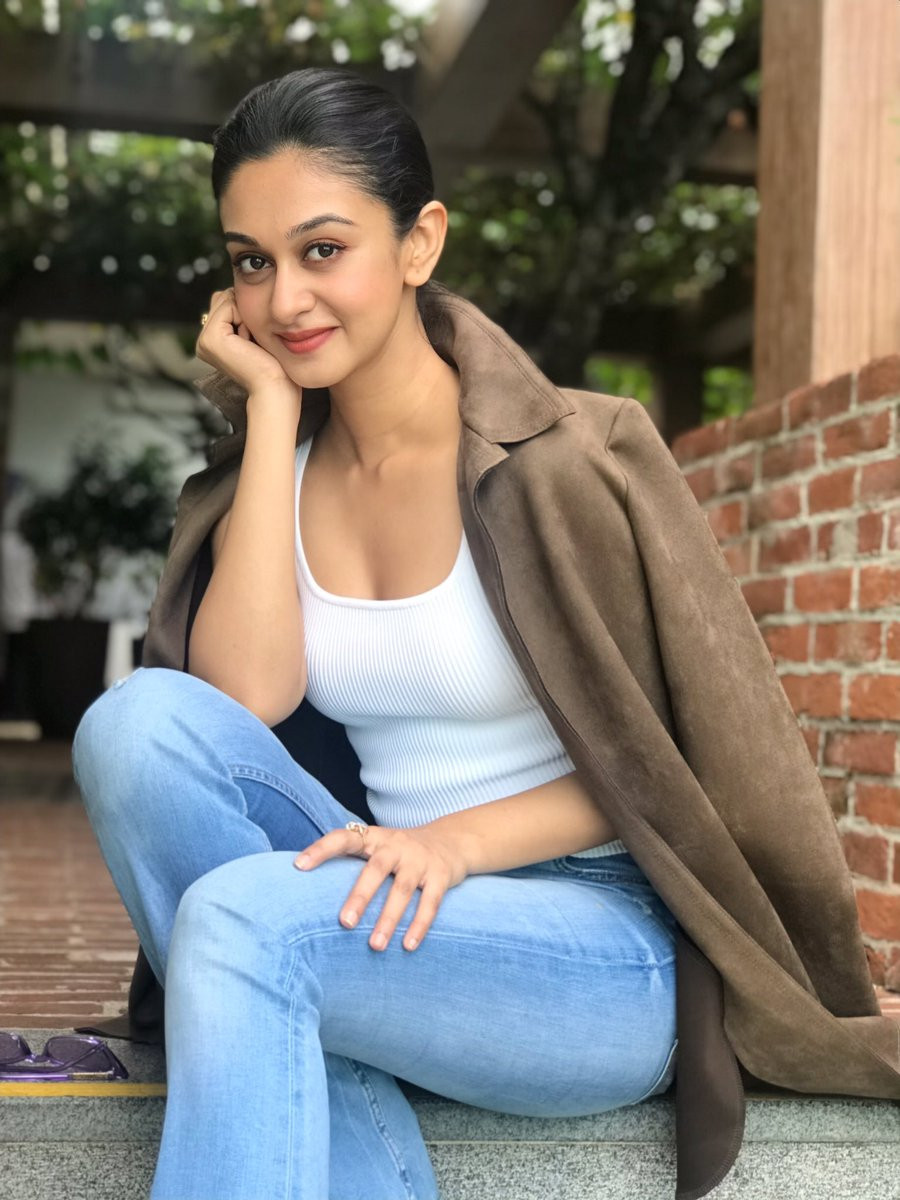 Aishwarya Arjun Sizzling Pics.