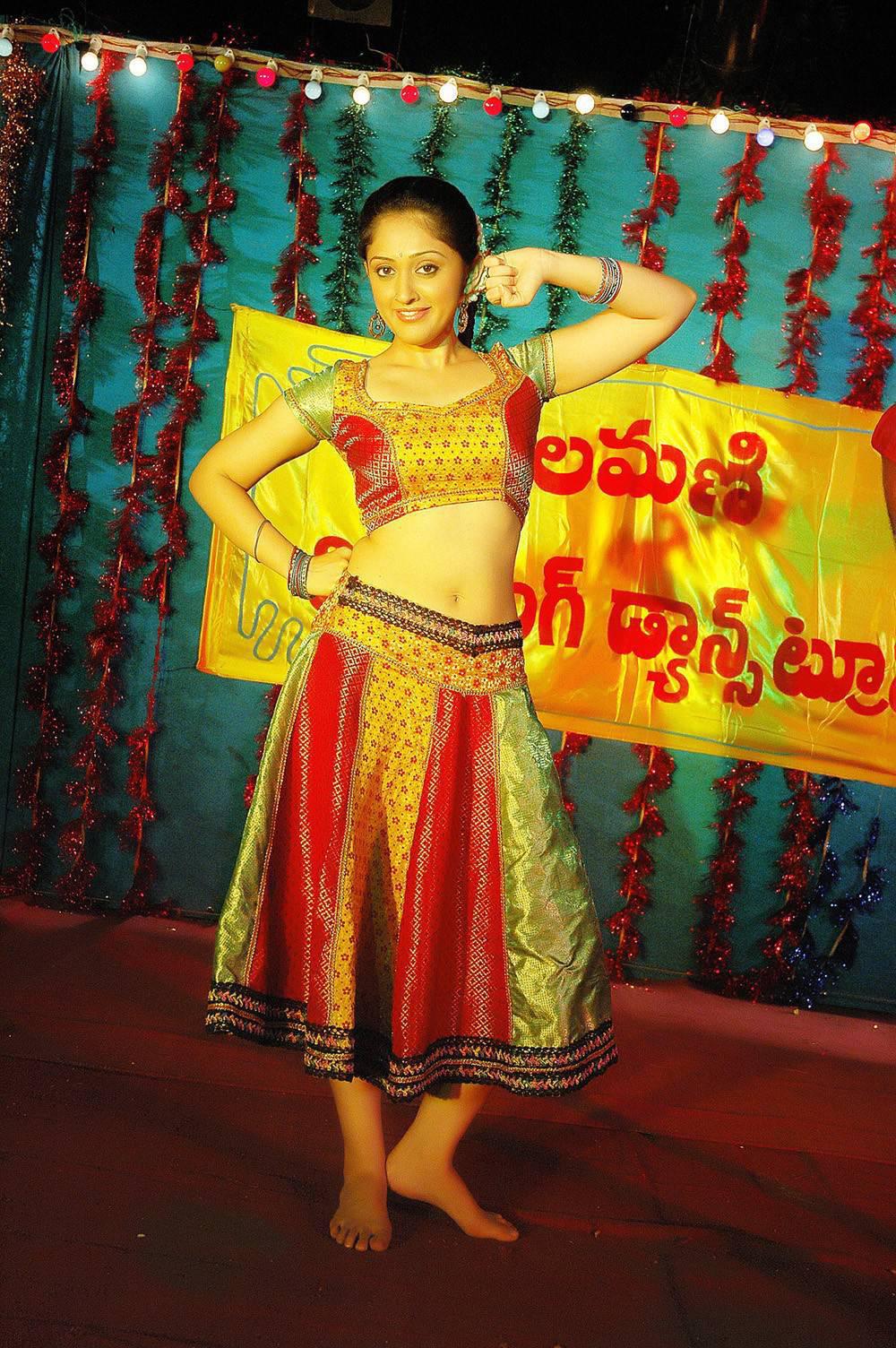 Actress Nidhi Stills from Ranam 2