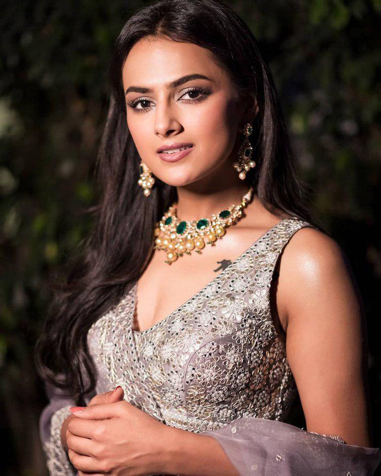 Shraddha Srinath Sizzling Images.