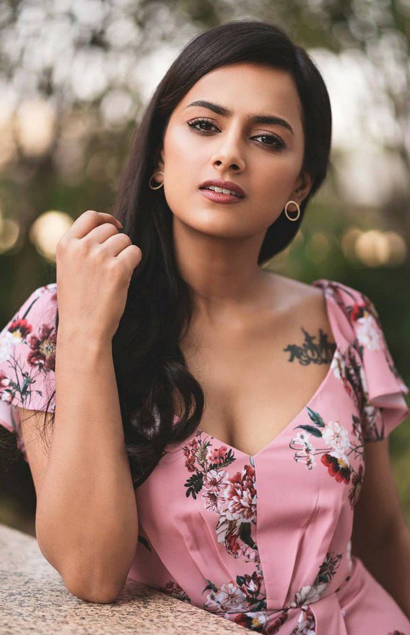 Shraddha Srinath Sizzling Images.