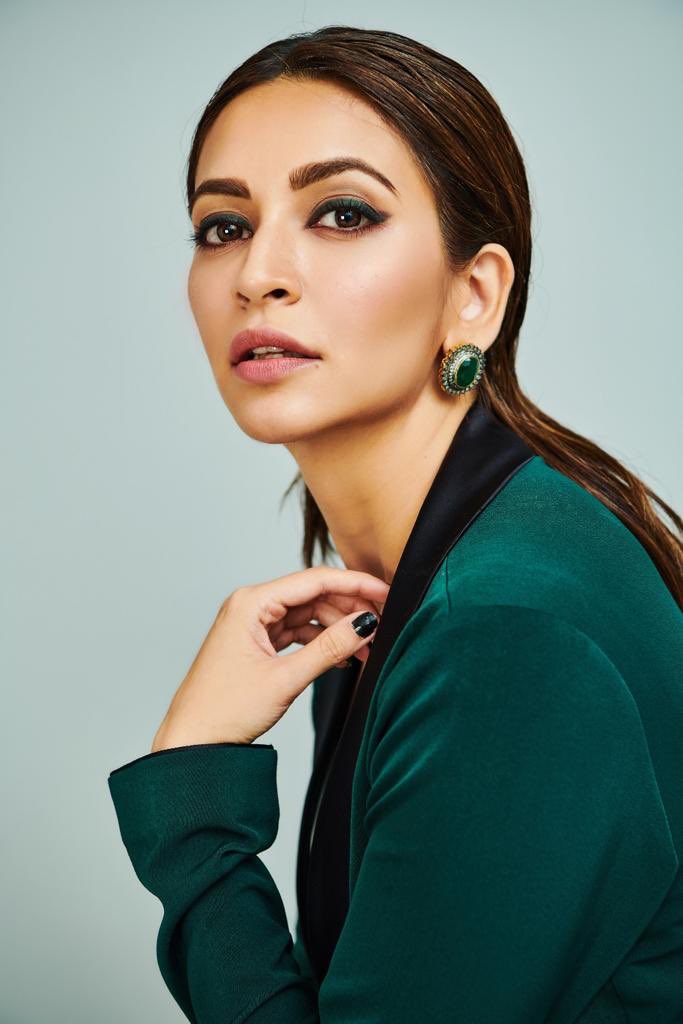 Kriti Kharbanda Glamorous Stills.