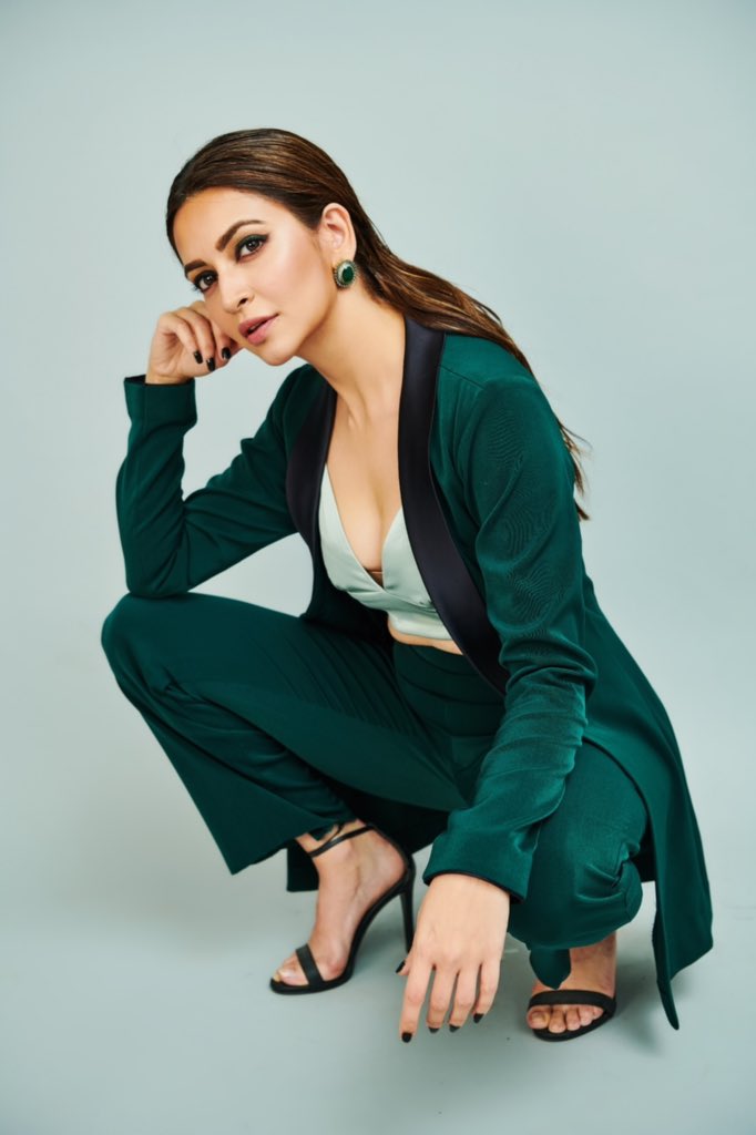 Kriti Kharbanda Glamorous Stills.