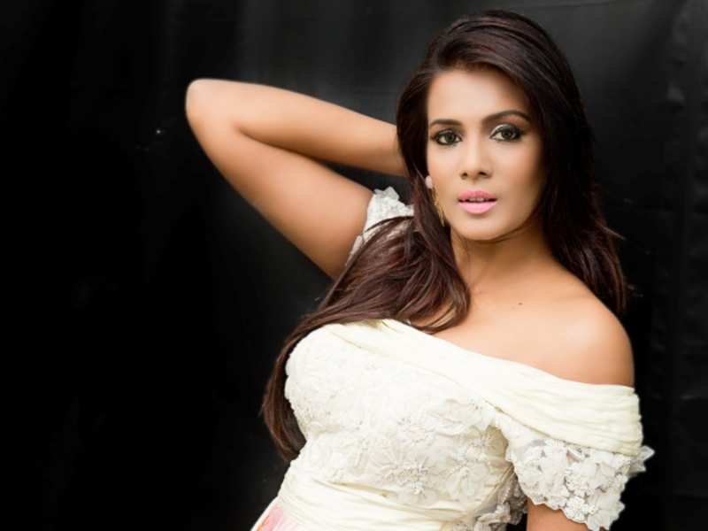 Big Boss contestant Meera Mithun Beautiful Images.