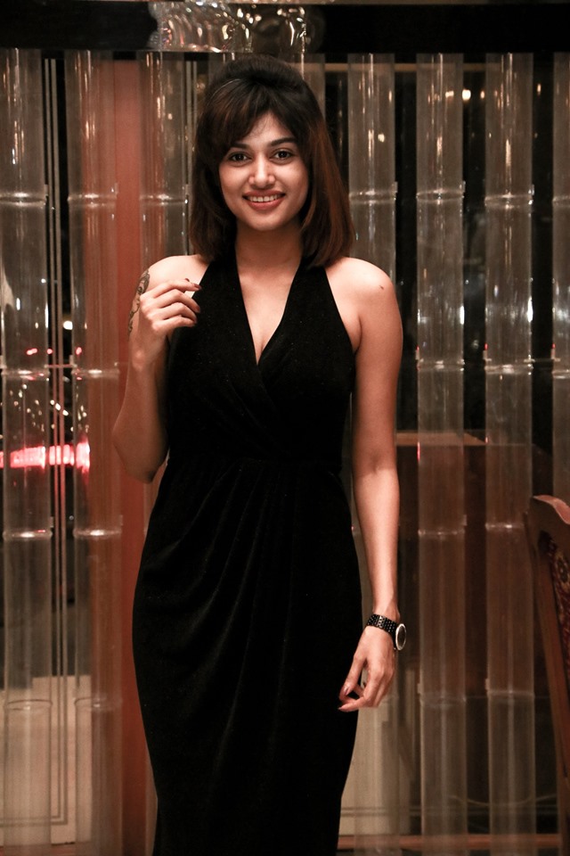 Oviya's Amazing Stills.