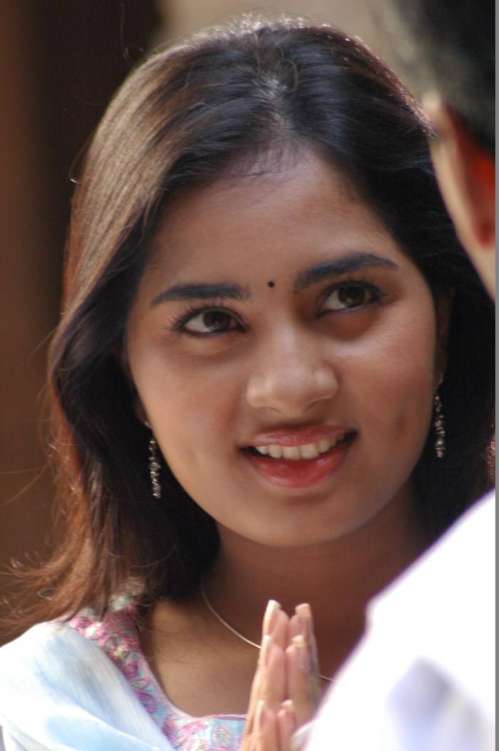 Actress Shrushti Dange Stills from Puriyatha Aanandham Puthithaga Aarambam Tamil Movie