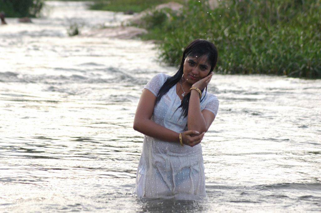 Actress Shrushti Dange Stills from Puriyatha Aanandham Puthithaga Aarambam Tamil Movie