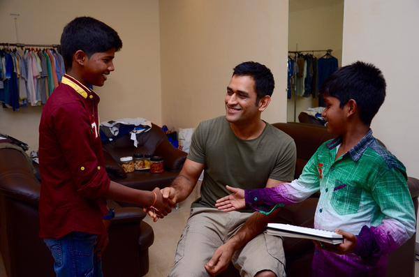 Kaaka Muttai boys meet MS Dhoni